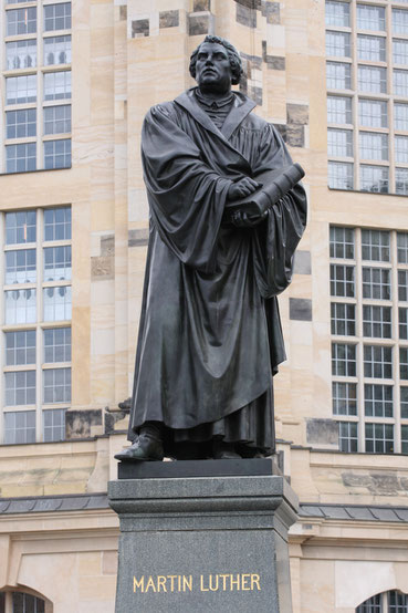 Luther-Statue vor der Frauenkirche in Dresden 