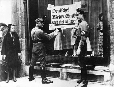 Zwei SA-Männer beim Kleben von judenfeindlichen Plakaten