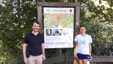 Zwei Personen an einer Wandertafel