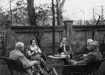 Im Garten der Familie Stern am heutigen Ostwall, von links: Hermann Stern, Gertrud Stern, Kurt Stern. Emilie Lenneberg und Max Lenneberg. (Bildarchiv Hosenfeld)