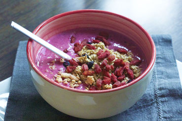 Schale mit Joghurt und Früchten Detox-Tag Ernährungsberatung Aschaffenburg