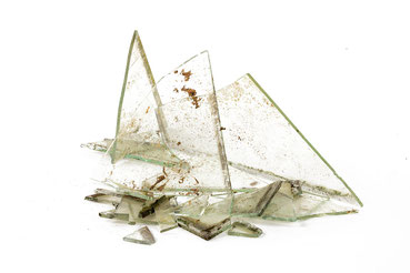 Zerbrochenes Glas vom Sägersepp seinem Kuchifenster