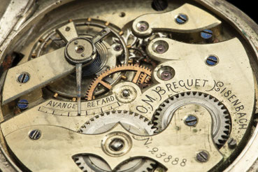 Eine silberne Taschenuhr von dem Uhrenhändler Oswald Maurer in Eisenbach. Das Foto zeigt das Uhrwerk in Großaufnahme. Auf dem Uhrwerk ist die Signatur O.M. für Oswald Mauerer Brequet Eisenbach eingraviert 