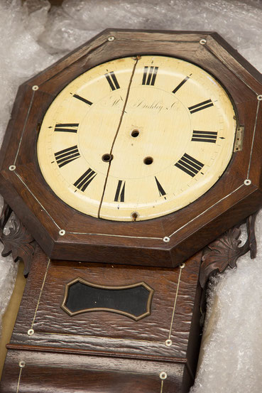 gebrochenes Zifferblatt, Transportschaden an einer Drop Dial Clock