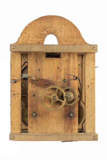 hölzernes 8-Tag Uhrwerk von Samuel Kammerer in Furtwangen, um 1850. Das Schild ist abgenommen und man blickt direkt auf die Vorderseite des Uhrwerkes.