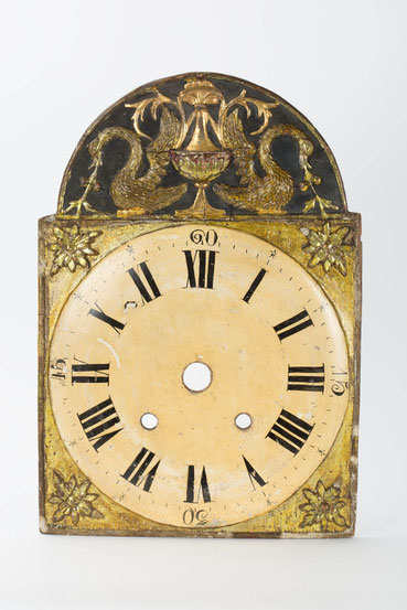 Vergoldetes Uhrenschild einer schwarzwälder Uhr nach Konservierung und Reinigung. Schildmaler ist Joseph Anton Kreuzer aus Furtwangen