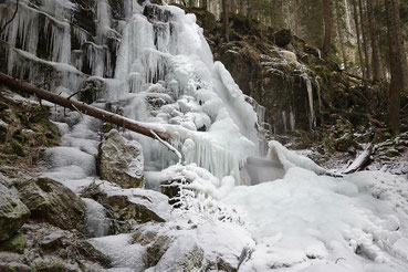 Der winterliche Zweribachwasserfall. Auf dem Foto zu sehen, ist die obere Fallstufe fast vollständig zugefrohren.