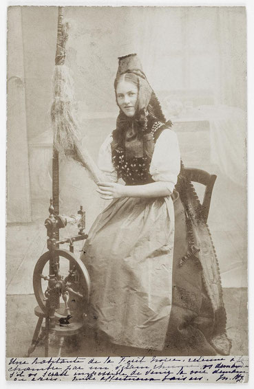 Schwarzwälderin am Spinnrad, um 1900