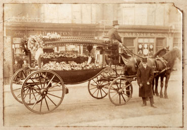 Leichenwagen-Gespann vor dem Uhrengeschäft Kleyser, Watch- and Clock Maker, 66. Borough High Street Southwark, London um 1890