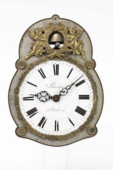 Wanduhr von dem Uhrmacher Johann Baptist Schwilgue. Das Uhrwerk ist ein Eisenwerk mit angerissenem Halbstundenschlag (en passon) auf Glocke. Entstanden in Straßburg um 1825.