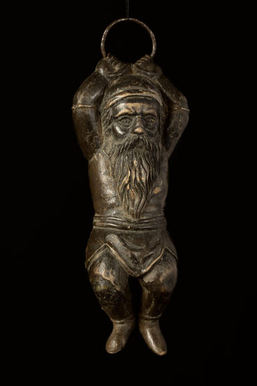 Aus Holz geschnitze Wichtelfigur. Mit ihr wurden Gussformen hergestellt um Formgewichte herzustellen.