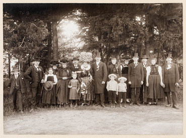 Hochzeit in Schwarzälder Tracht mit Bollenhut, St. Georgen im Schwarzwald 1905