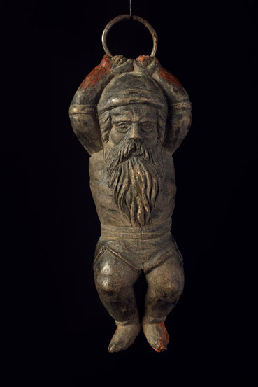 Aus Holz geschnitze Wichtelfigur. Mit ihr wurden Gussformen hergestellt um Formgewichte herzustellen.