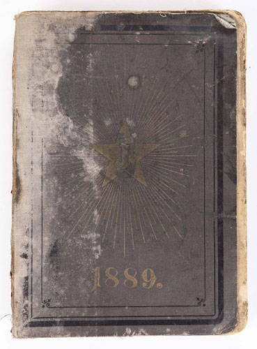 Einer der ältesten Uhrenkatalog der Uhrenfabrik Gebrüder Junghans in Schramberg. Er stammt aus dem Jahre 1889 und zeigt auf 272 Seiten das gesammte Spektrum der damals hergestellten Uhren.