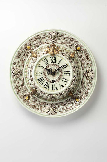 Keramik Wanduhr mit 8-Tage Zugfederwerk der A.G.U. in Lenzkirch, um 1890