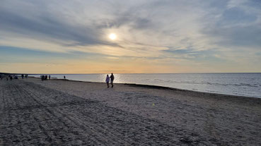 breiter Sandstrand von Jurmala mit Spaziergängern © My own Travel - Baltikum Rundreise