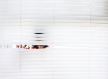 homme regards à travers des volets obsession amoureuse 