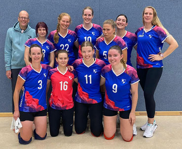 Gruppenfoto ohne Anzeigetafel: Damen-2 mit neuem Trainer-gespann nach bitterer 0:3-Niederlage zum Saisonauftakt