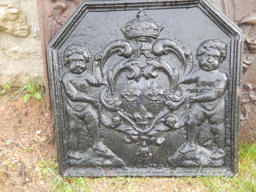 plaque  de cheminée ancienne aux amours 