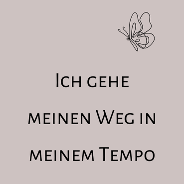Affirmation ich gehe meinen Weg in meinem Tempo auf hellrosa Hintergrund mit der Skizze eines Schmetterlings