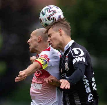 Moritz im Kopfballduell gegen Steyr-Kapitän Himmelfreundpointner!      (Bild: Foto LUI)      