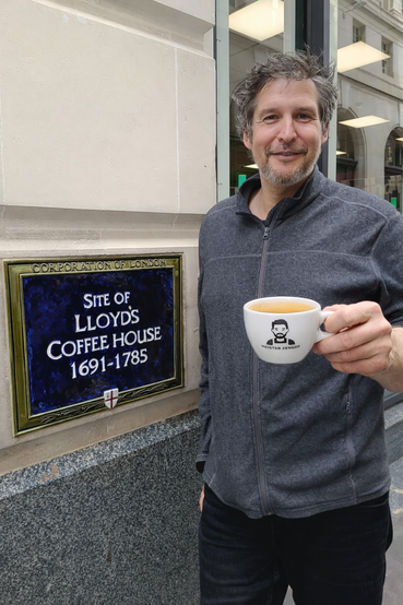 Meister Zenger in London vor LLoyds Coffee House