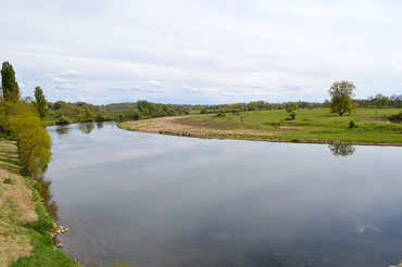 En ce mois d'avril, le débit de la Loire est faible, l'eau est limpide et l'on distingue le lit du fleuve au pied du pont