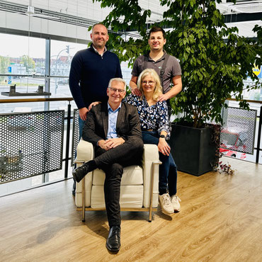  Die Familie Fischer im Firmengebäude des Autohauses in Celle – Gruppenporträt.