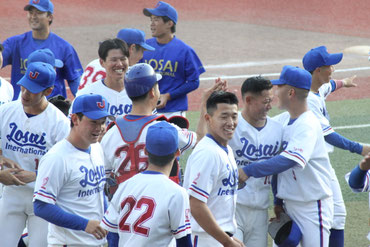 城西大学硬式野球部　公式戦ユニホーム 城西国際大学硬式野球部の新ユニフォーム（練習用）が展示されました