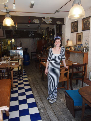 ロンドンのPescheria Mattiucciをオープン時から切り盛りしているCristina。彼女がその日のお勧めなど詳しく教えてくれる。