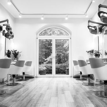 Detailansicht eines Frisierplatzes im Salon Kütterer.