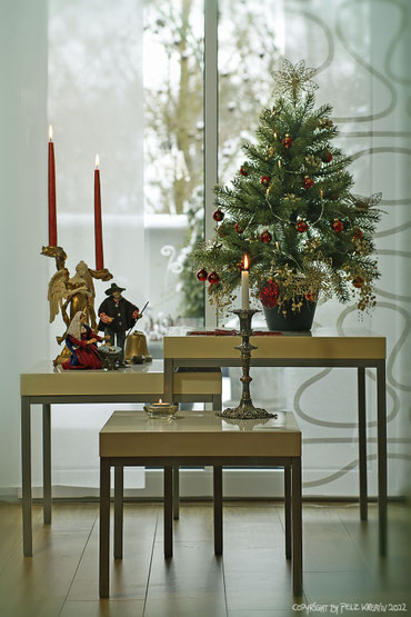 Heiligabend, Wihnachten, Christbaum, Krippenfiguren, alter Kerzenleuchter, © by Pelz Kreativ, 2022, Dezember, 3 Wohnzimmertische, Kerzenlicht, Romantik, Terrassenfenster, Christbaumschmuck, Engel, fineART, Design, Fotografie, Dekoration, Vorhänge,