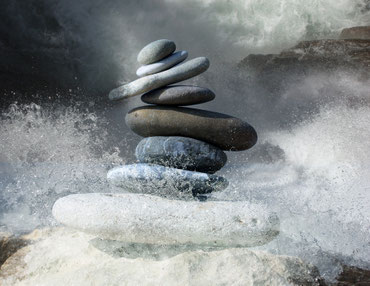 Wogendes Meer als Symbol für innere Unruhe und das Finden von Balance.