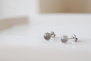 particle / 小さな一粒ガラスのピアス。3,300 yen