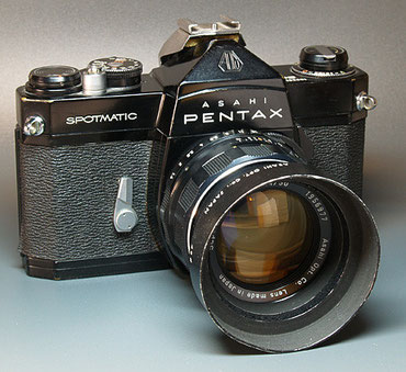Cámara réflex 35 mm. marca Pentax, modelo Spotmatic.