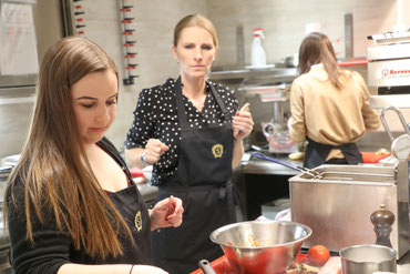 beim Burger machen im Sacher Grill