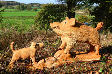 Massivholzschnitzerei (Motorsäge) "Hund stellt Schwein"