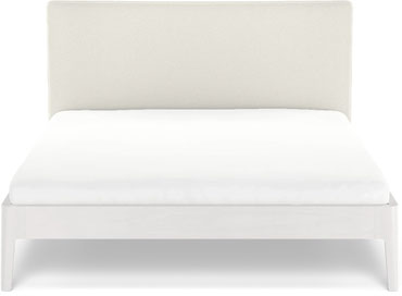 Das Lino Bett von Noah Living in der Ausführung Soft mit Rahmen in Esche Quarz und Headoard Beige kann bei aemilia Interior besichtigt werden