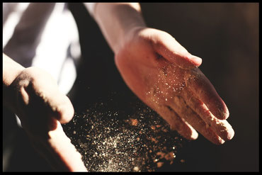 Photo de mains avec de la farine