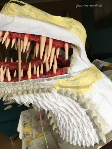 Drogon, papermache, papiermache, Drachenkopf, Drachentrophäe, handmade, ginas-pappmache.de, Skulptur, Schuppen