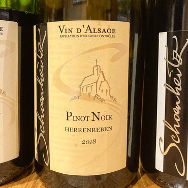 Les Herrenreben grand terroir de Wihr-au-Val qui repose sur des granites décomposés de Kaysersberg, caillouteux et sablonneux, et riches en fer offre des Pinot Noir charpentés, concentrés et riches en arômes à découvrir au Domaine Schoenheitz