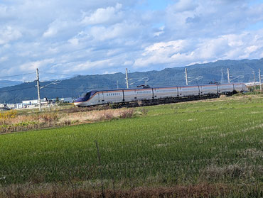 田んぼの間を走る山形新幹線