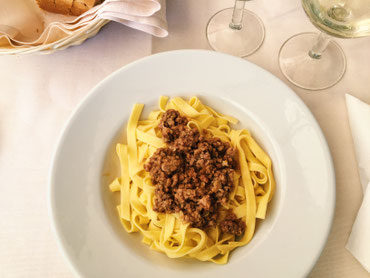 Tagliatelle al Ragú. Ein Klassiker. Und Prosecco.