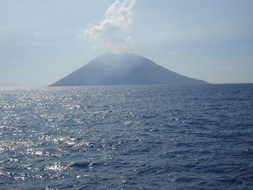 Vulkan Stromboli vom Meer aus gesehen
