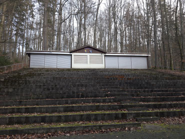 Unsere Tribüne mit Technikhaus, bevor unsere Freilichtbühnenesaison in Bonbaden beginnt