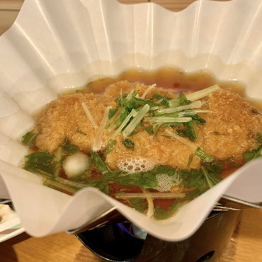 根石岳山荘の夕食メインの「煮かつ」