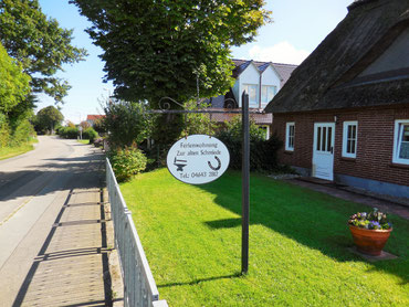 Ansicht: Foto unseres Hauses und der Straße "Jägerbucht" in Kronsgaard. In diesem Haus befindet sich unsere Ferienwohnung