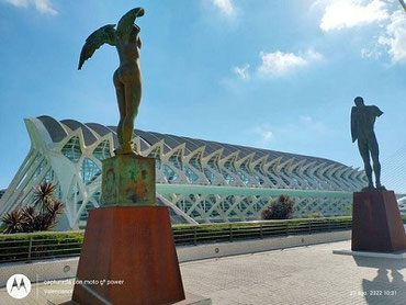 La Ciudad de las Artes y las Ciencias (2022) acoge la exposición al aire libre "La belleza rota" del artista Igor Mitoraj.
