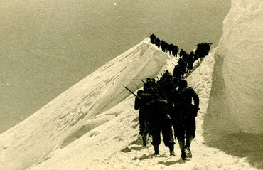 Alpinisti fotografati da Nini in fila sul monte Bianco