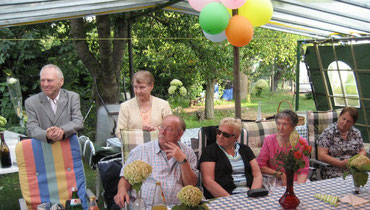 Stimmungsvoll war die Geburtstagsfeier. Irener (rechts stehend) und Robert Fischer. Ida Fischer (Zweite von rechts)
